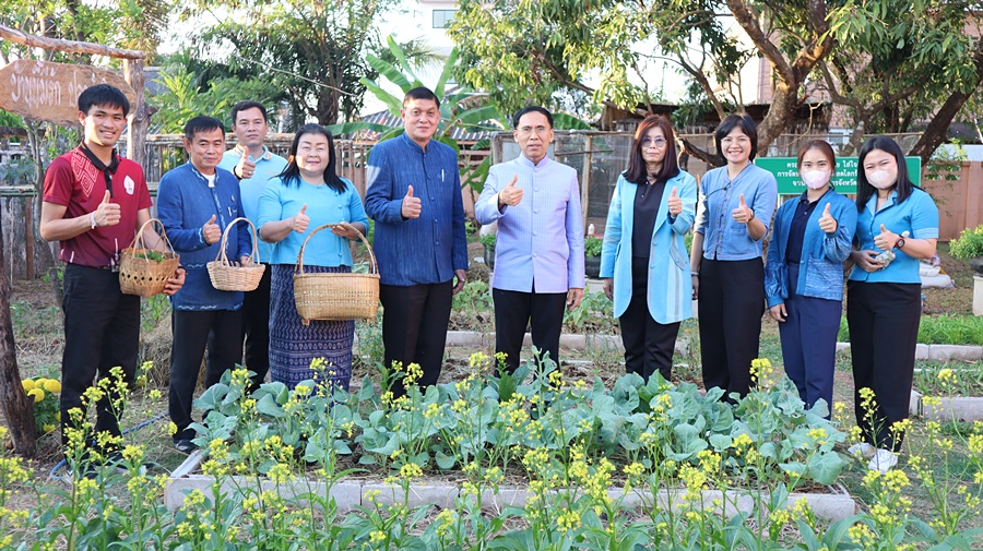 พ่อเมืองนครพนม พาปลูกผัก สร้างความมั่นคงทางอาหาร “ผู้นำต้องทำก่อน”