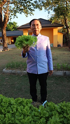 พ่อเมืองนครพนม พาปลูกผัก สร้างความมั่นคงทางอาหาร “ผู้นำต้องทำก่อน”