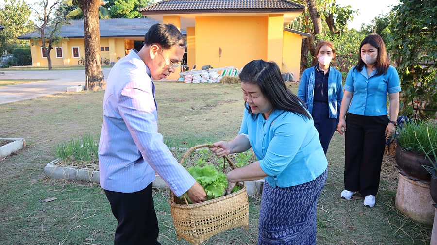พ่อเมืองนครพนม พาปลูกผัก สร้างความมั่นคงทางอาหาร “ผู้นำต้องทำก่อน”