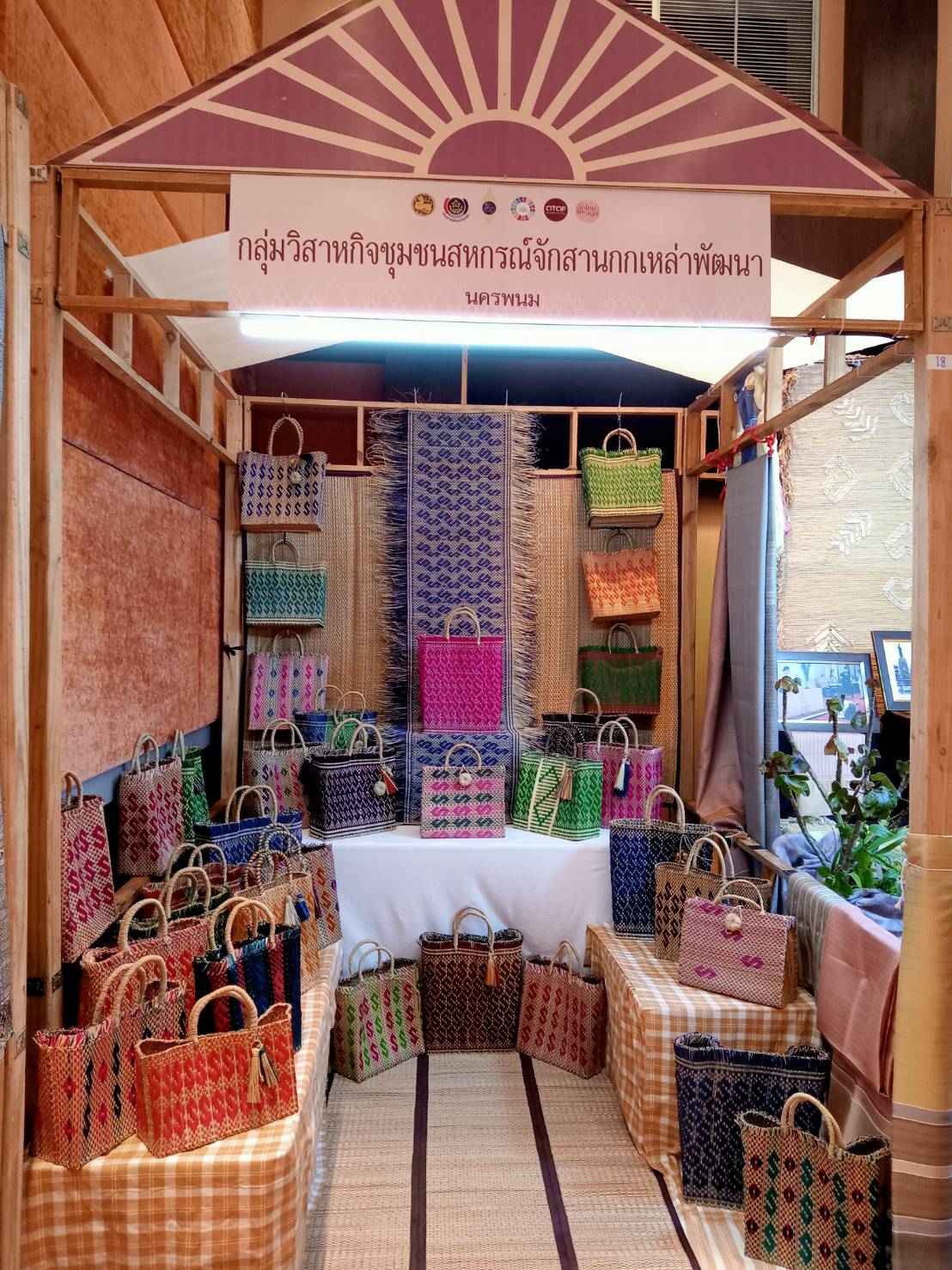 นครพนม หนุนผู้ผลิตผู้ประกอบการ OTOP ยกระดับคุณภาพมาตรฐานผลิตภัณฑ์