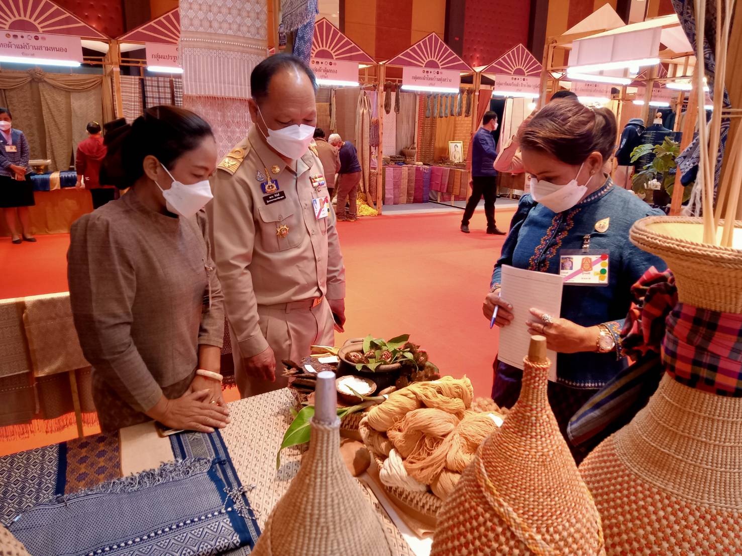 นครพนม หนุนผู้ผลิตผู้ประกอบการ OTOP ยกระดับคุณภาพมาตรฐานผลิตภัณฑ์