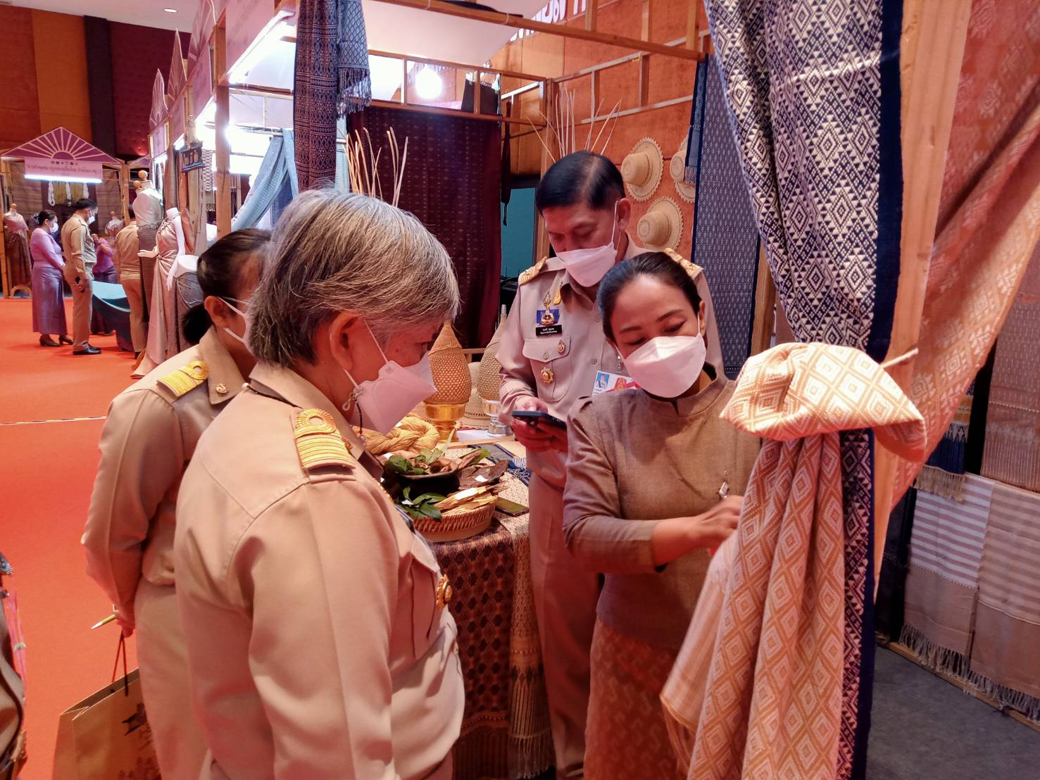 นครพนม หนุนผู้ผลิตผู้ประกอบการ OTOP ยกระดับคุณภาพมาตรฐานผลิตภัณฑ์