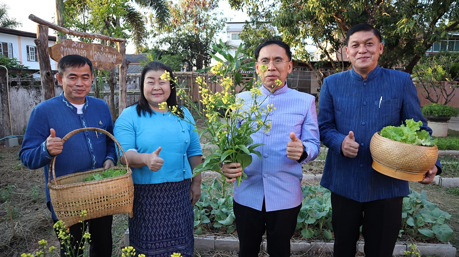 พ่อเมืองนครพนม พาปลูกผัก สร้างความมั่นคงทางอาหาร “ผู้นำต้องทำก่อน”