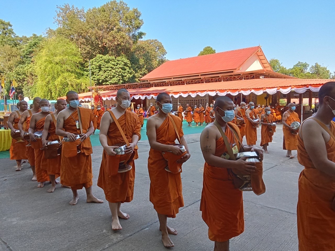 พช.นครพนม ร่วมตักบาตรพระสงฆ์ 99 รูปที่บรรพชาถวายพระพรชัยมงคลแด่ สมเด็จเจ้าฟ้าฯ กรมหลวงราชสาริณีสิริพัชร มหาวัชรราชธิดา
