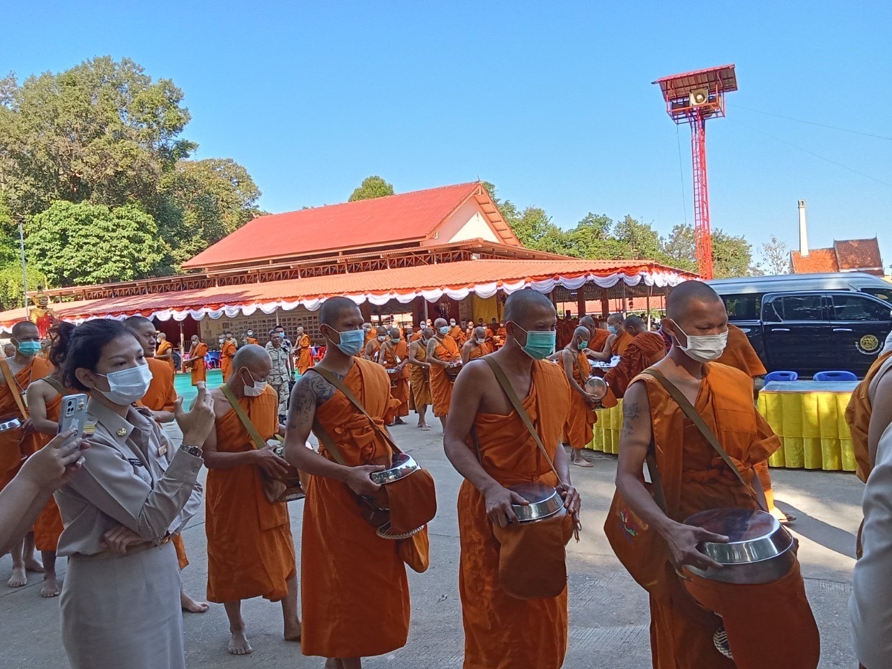พช.นครพนม ร่วมตักบาตรพระสงฆ์ 99 รูปที่บรรพชาถวายพระพรชัยมงคลแด่ สมเด็จเจ้าฟ้าฯ กรมหลวงราชสาริณีสิริพัชร มหาวัชรราชธิดา