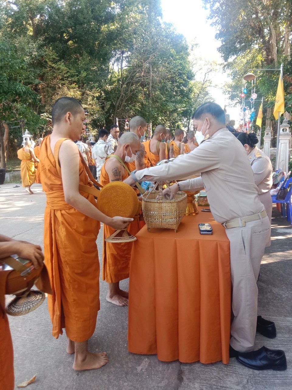 พช.นครพนม ร่วมตักบาตรพระสงฆ์ 99 รูปที่บรรพชาถวายพระพรชัยมงคลแด่ สมเด็จเจ้าฟ้าฯ กรมหลวงราชสาริณีสิริพัชร มหาวัชรราชธิดา