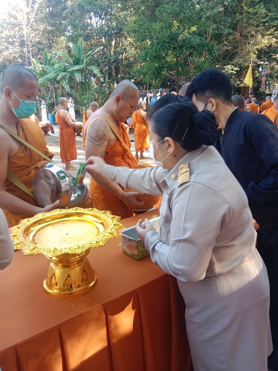 พช.นครพนม ร่วมตักบาตรพระสงฆ์ 99 รูปที่บรรพชาถวายพระพรชัยมงคลแด่ สมเด็จเจ้าฟ้าฯ กรมหลวงราชสาริณีสิริพัชร มหาวัชรราชธิดา