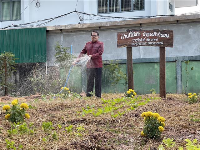 รองพ่อเมืองนครพนม รดน้ำผักสวนครัว สร้างความมั่นคงทางอาหาร “ผู้นำต้องทำก่อน”