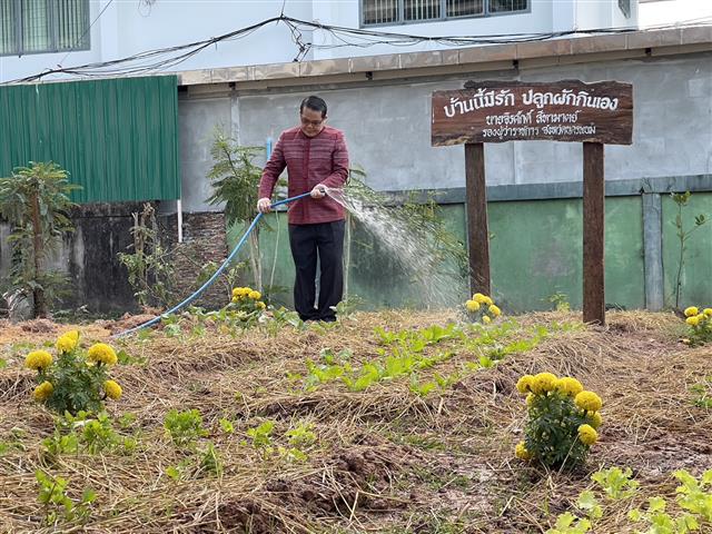 รองพ่อเมืองนครพนม รดน้ำผักสวนครัว สร้างความมั่นคงทางอาหาร “ผู้นำต้องทำก่อน”