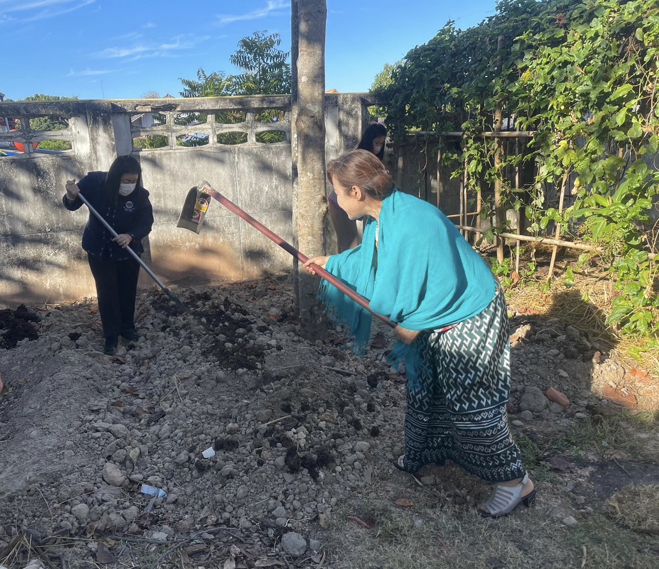 ผู้ว่าราชการจังหวัดนครพนม น้อมนำแนวพระราชดำริ สมเด็จพระกนิษฐาธิราชเจ้า กรมสมเด็จพระเทพรัตนราชสุดาฯ สยามบรมราชกุมารี ขับเคลื่อนกิจกรรม ผู้ว่าฯ พาปลูกผักสร้างความมั่นคงทางอาหาร