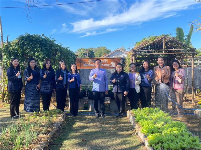 ผู้ว่าราชการจังหวัดนครพนม น้อมนำแนวพระราชดำริ สมเด็จพระกนิษฐาธิราชเจ้า กรมสมเด็จพระเทพรัตนราชสุดาฯ สยามบรมราชกุมารี ขับเคลื่อนกิจกรรม “ผู้ว่าฯ พาปลูกผักสร้างความมั่นคงทางอาหาร”