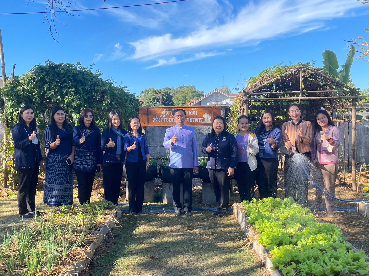ผู้ว่าราชการจังหวัดนครพนม น้อมนำแนวพระราชดำริ สมเด็จพระกนิษฐาธิราชเจ้า กรมสมเด็จพระเทพรัตนราชสุดาฯ สยามบรมราชกุมารี ขับเคลื่อนกิจกรรม ผู้ว่าฯ พาปลูกผักสร้างความมั่นคงทางอาหาร