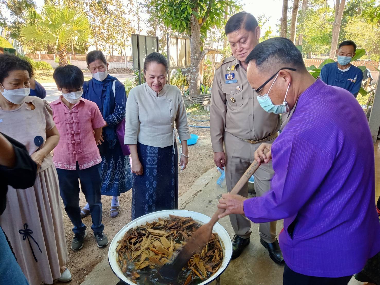 พช.นครพนม เร่งผลิตกลุ่มผู้ผลิตผู้ประกอบการ OTOP สร้างมูลค่าเพิ่มของทรัพย์สินบนดินจากมูลค่าเมล็ดพันธุ์พืชและต้นไม้ประจำจังหวัด กันเกรา