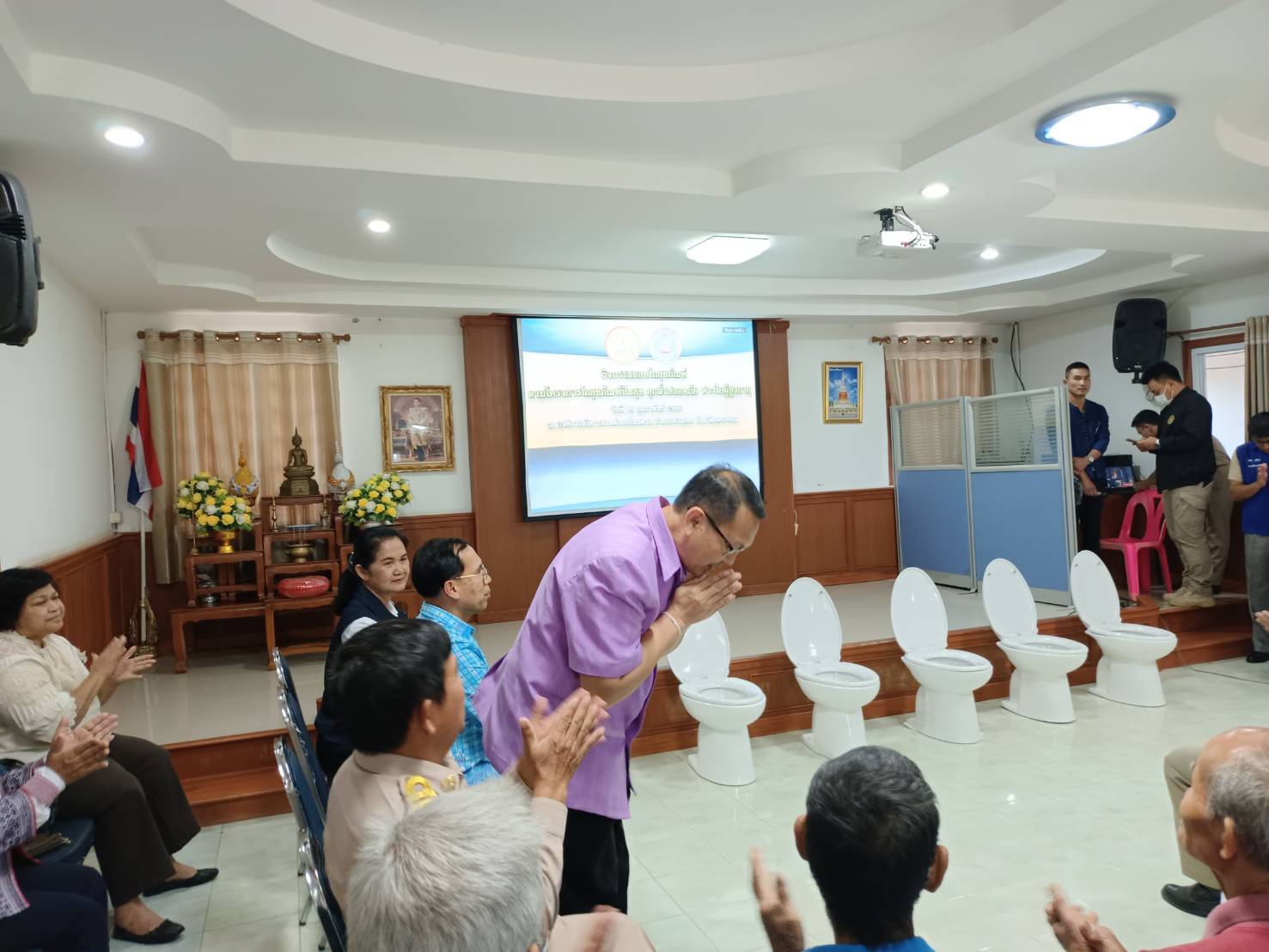 จังหวัดนครพนม จัดกิจกรรมมอบโถสุขภัณฑ์ตามโครงการโถสุขภัณฑ์ปันสุขลุกนั่งปลอดภัย ห่วงใยผู้สูงอายุ พื้นที่อำเภอท่าอุเทน และอำเภอโพนสวรรค์