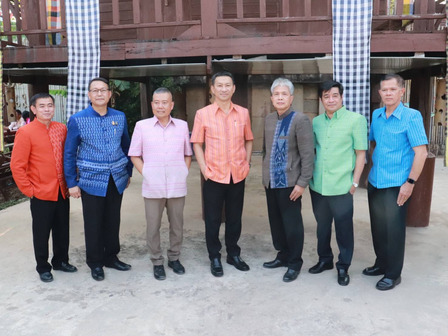 ผู้ว่าฯ วันชัย พาสวมใส่ผ้าไทย ในการประชาสัมพันธ์การดำเนินงาน “ผ้าไทยใส่ให้สนุก” ตามพระดำริสมเด็จพระเจ้าลูกเธอ เจ้าฟ้าสิริวัณณวรี นารีรัตนราชกัญญา และมาตรการส่งเสริมและสนับสนุนการใช้และสวมใส่ผ้าไทย