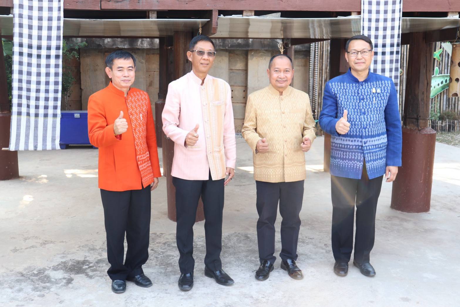 ผู้ว่าฯ วันชัย พาสวมใส่ผ้าไทย ในการประชาสัมพันธ์การดำเนินงาน “ผ้าไทยใส่ให้สนุก” ตามพระดำริสมเด็จพระเจ้าลูกเธอ เจ้าฟ้าสิริวัณณวรี นารีรัตนราชกัญญา และมาตรการส่งเสริมและสนับสนุนการใช้และสวมใส่ผ้าไทย