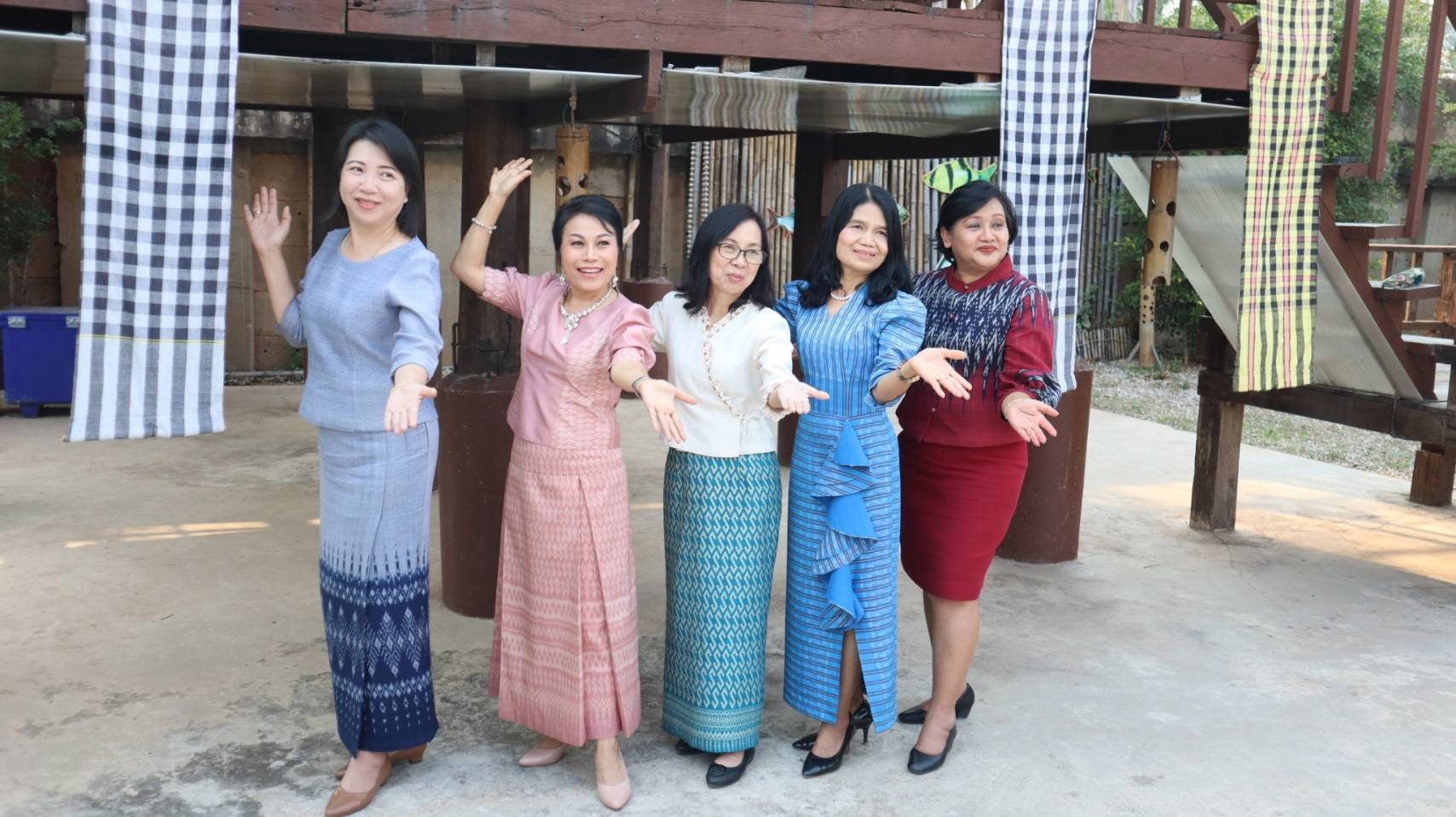 ผู้ว่าฯ วันชัย พาสวมใส่ผ้าไทย ในการประชาสัมพันธ์การดำเนินงาน “ผ้าไทยใส่ให้สนุก” ตามพระดำริสมเด็จพระเจ้าลูกเธอ เจ้าฟ้าสิริวัณณวรี นารีรัตนราชกัญญา และมาตรการส่งเสริมและสนับสนุนการใช้และสวมใส่ผ้าไทย