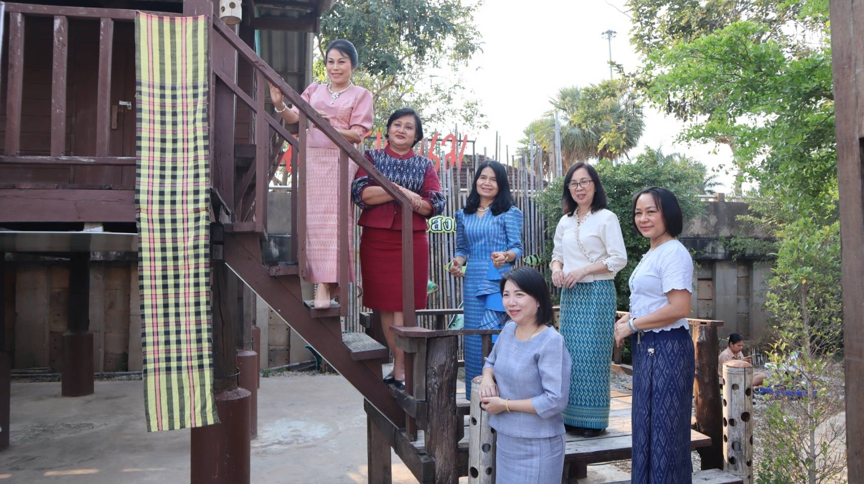ผู้ว่าฯ วันชัย พาสวมใส่ผ้าไทย ในการประชาสัมพันธ์การดำเนินงาน “ผ้าไทยใส่ให้สนุก” ตามพระดำริสมเด็จพระเจ้าลูกเธอ เจ้าฟ้าสิริวัณณวรี นารีรัตนราชกัญญา และมาตรการส่งเสริมและสนับสนุนการใช้และสวมใส่ผ้าไทย