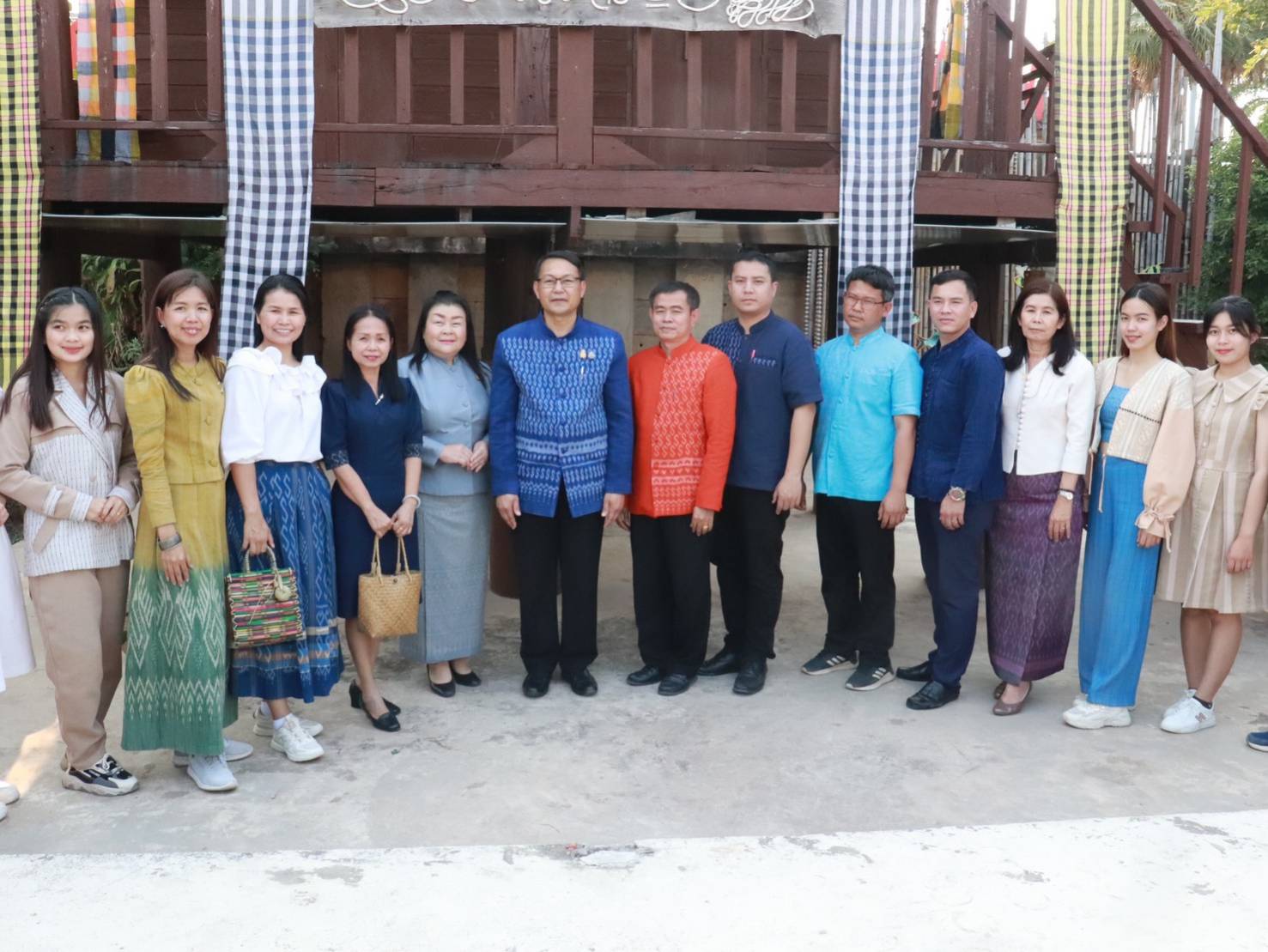 ผู้ว่าฯ วันชัย พาสวมใส่ผ้าไทย ในการประชาสัมพันธ์การดำเนินงาน “ผ้าไทยใส่ให้สนุก” ตามพระดำริสมเด็จพระเจ้าลูกเธอ เจ้าฟ้าสิริวัณณวรี นารีรัตนราชกัญญา และมาตรการส่งเสริมและสนับสนุนการใช้และสวมใส่ผ้าไทย