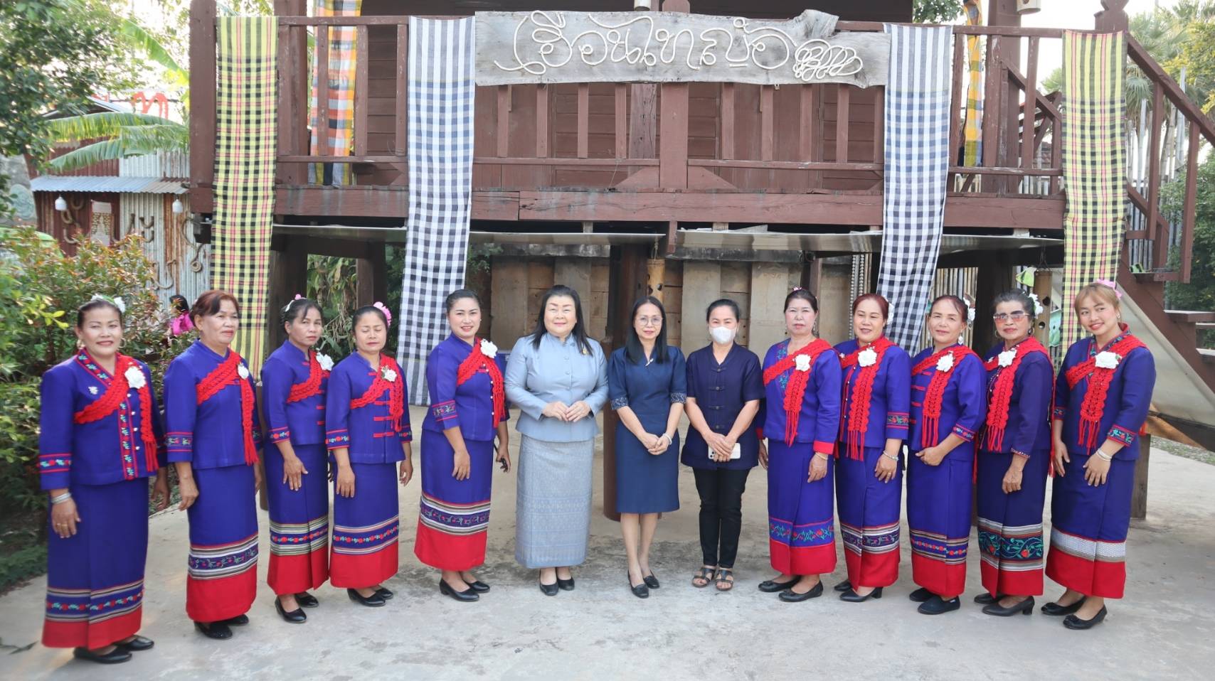 ผู้ว่าฯ วันชัย พาสวมใส่ผ้าไทย ในการประชาสัมพันธ์การดำเนินงาน “ผ้าไทยใส่ให้สนุก” ตามพระดำริสมเด็จพระเจ้าลูกเธอ เจ้าฟ้าสิริวัณณวรี นารีรัตนราชกัญญา และมาตรการส่งเสริมและสนับสนุนการใช้และสวมใส่ผ้าไทย