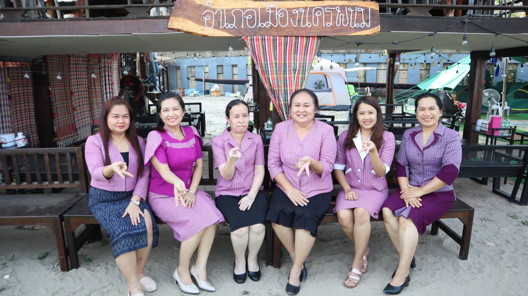 ผู้ว่าฯ วันชัย พาสวมใส่ผ้าไทย ในการประชาสัมพันธ์การดำเนินงาน “ผ้าไทยใส่ให้สนุก” ตามพระดำริสมเด็จพระเจ้าลูกเธอ เจ้าฟ้าสิริวัณณวรี นารีรัตนราชกัญญา และมาตรการส่งเสริมและสนับสนุนการใช้และสวมใส่ผ้าไทย