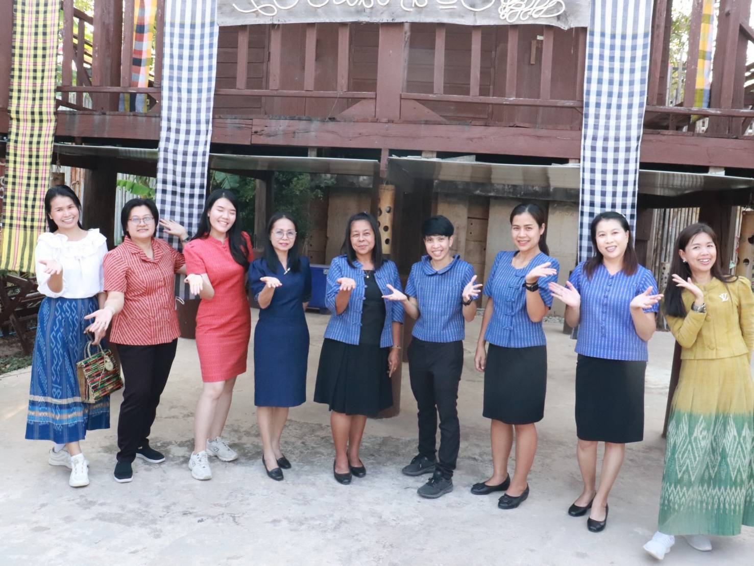 ผู้ว่าฯ วันชัย พาสวมใส่ผ้าไทย ในการประชาสัมพันธ์การดำเนินงาน “ผ้าไทยใส่ให้สนุก” ตามพระดำริสมเด็จพระเจ้าลูกเธอ เจ้าฟ้าสิริวัณณวรี นารีรัตนราชกัญญา และมาตรการส่งเสริมและสนับสนุนการใช้และสวมใส่ผ้าไทย
