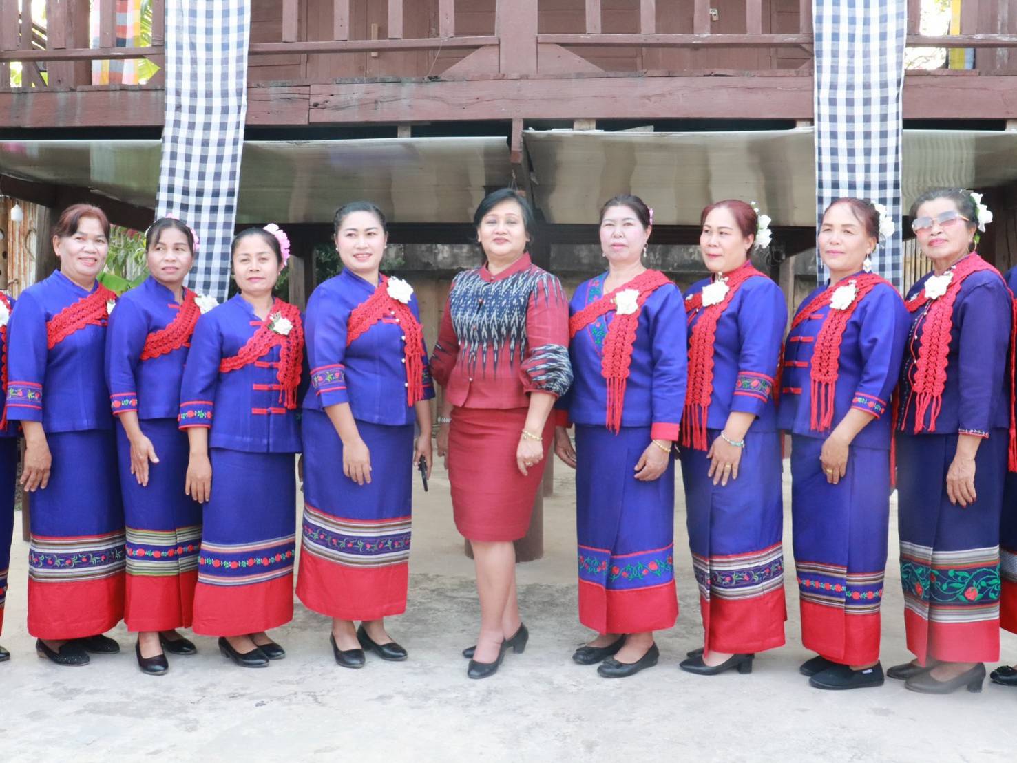 ผู้ว่าฯ วันชัย พาสวมใส่ผ้าไทย ในการประชาสัมพันธ์การดำเนินงาน “ผ้าไทยใส่ให้สนุก” ตามพระดำริสมเด็จพระเจ้าลูกเธอ เจ้าฟ้าสิริวัณณวรี นารีรัตนราชกัญญา และมาตรการส่งเสริมและสนับสนุนการใช้และสวมใส่ผ้าไทย