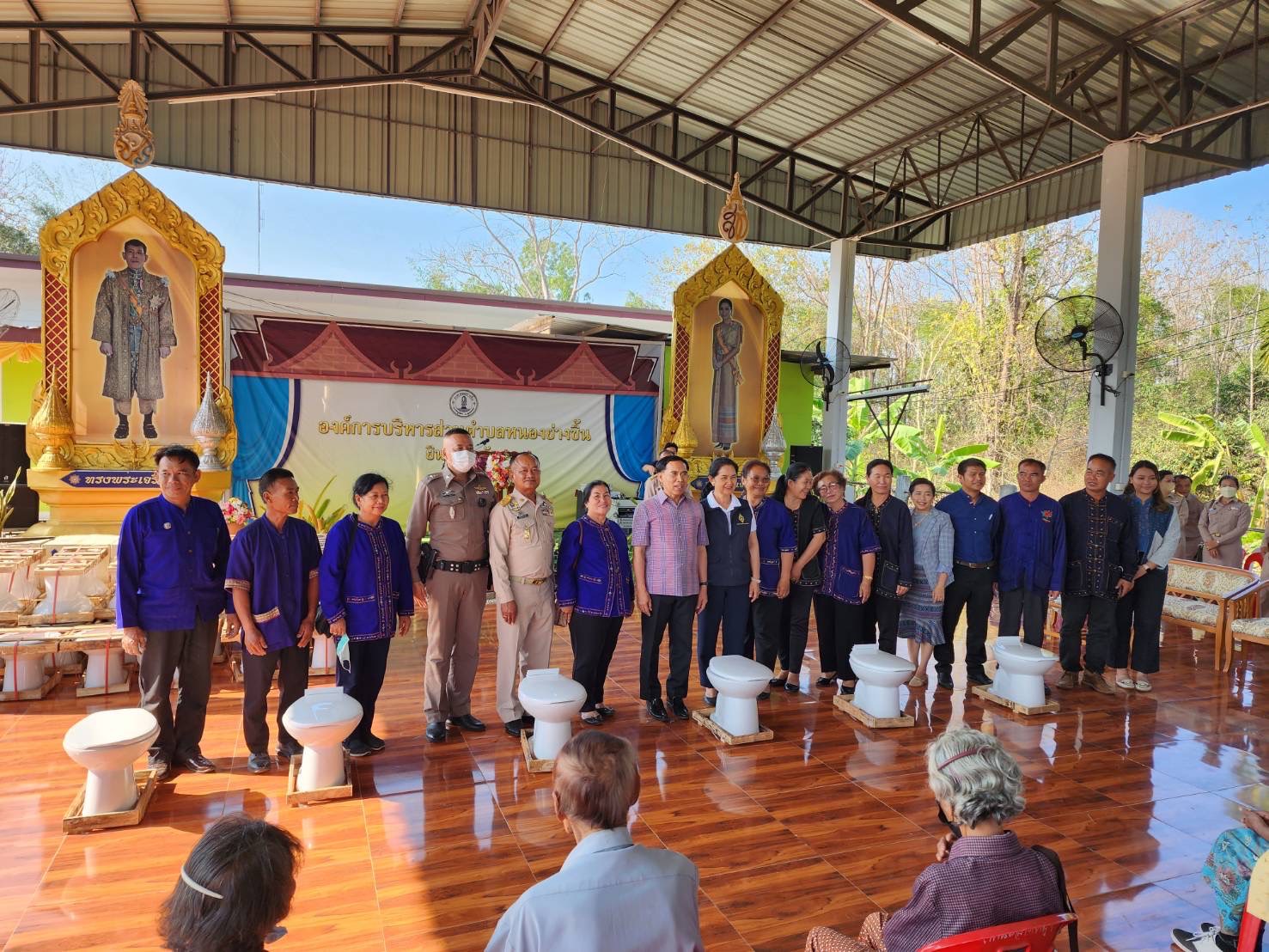 จังหวัดนครพนม จัดกิจกรรมมอบโถสุขภัณฑ์ตามโครงการโถสุขภัณฑ์ปันสุขลุกนั่งปลอดภัย ห่วงใยผู้สูงอายุ พื้นที่อำเภอธาตุพนม และอำเภอเรณูนคร
