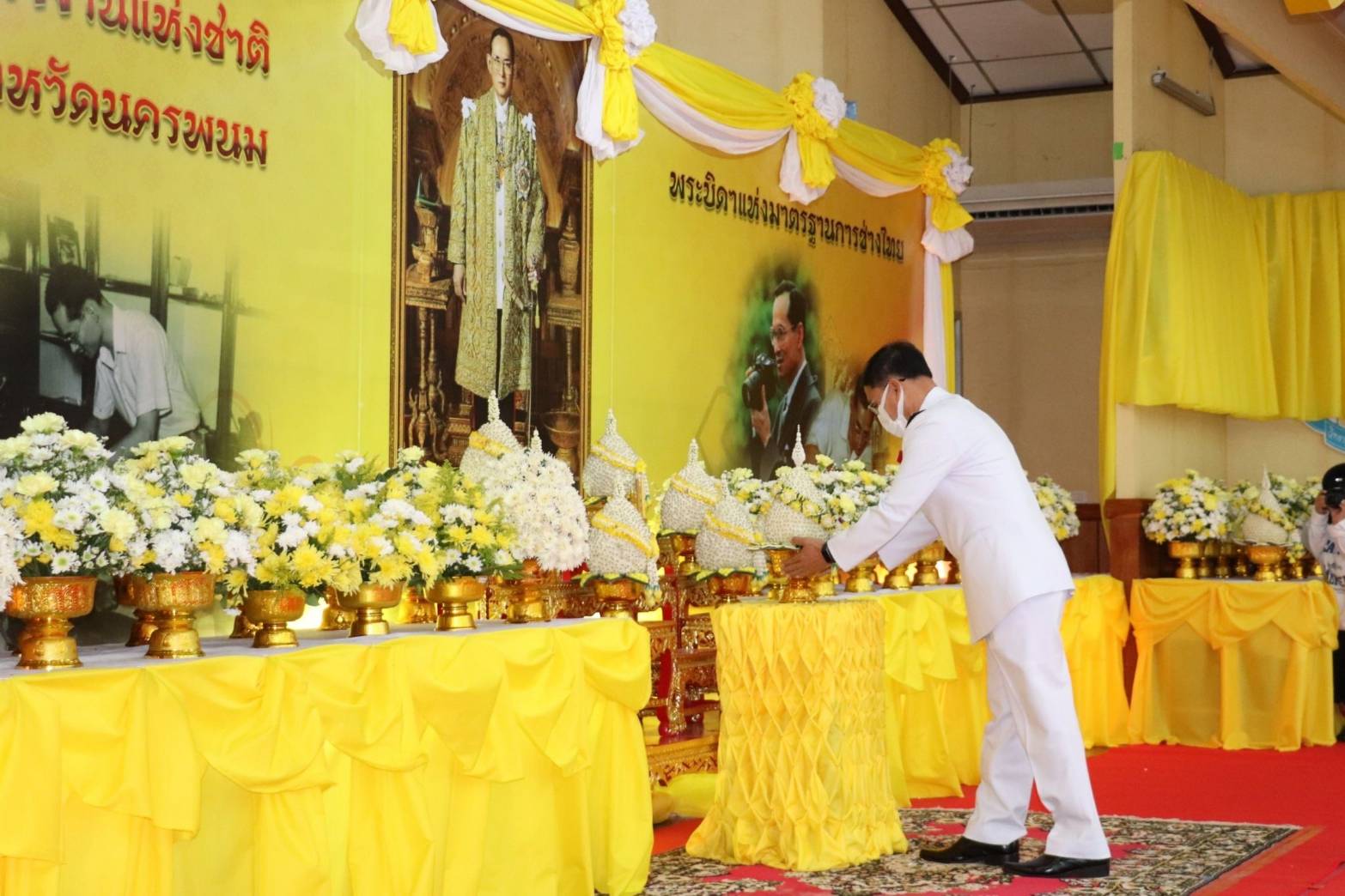 จ.นครพนม ประกอบพิธีวางพานพุ่มดอกไม้ถวายราชสักการะ เนื่องในวันมาตรฐานฝีมือแรงงานแห่งชาติ ประจำปี 2566