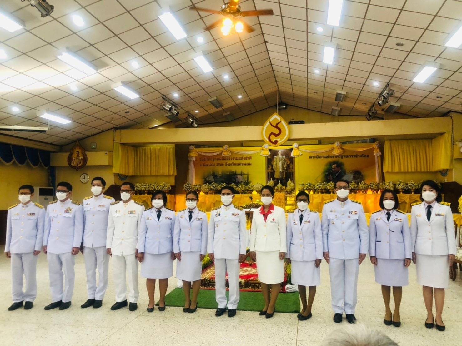 จ.นครพนม ประกอบพิธีวางพานพุ่มดอกไม้ถวายราชสักการะ เนื่องในวันมาตรฐานฝีมือแรงงานแห่งชาติ ประจำปี 2566