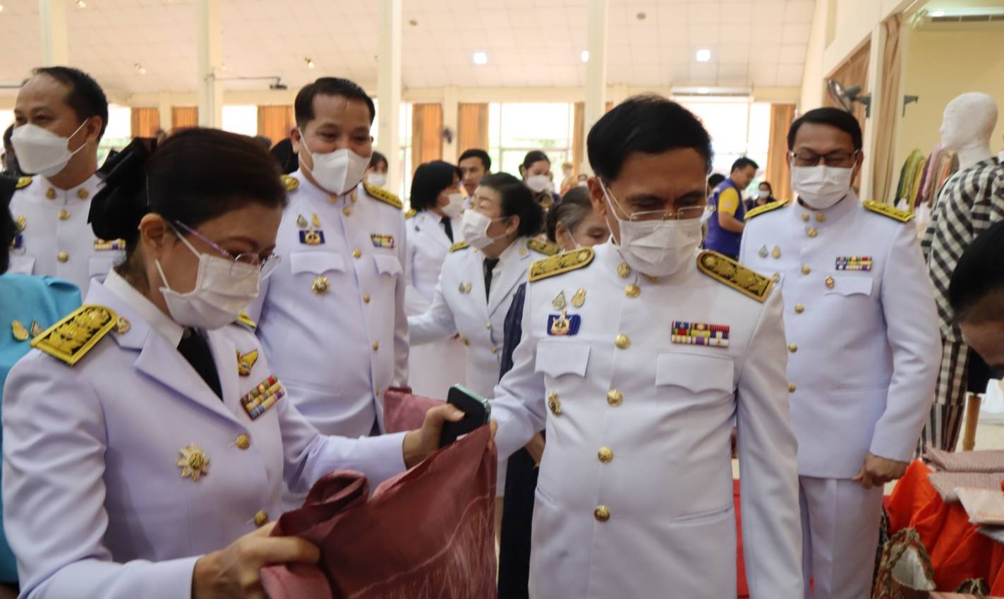 จังหวัดนครพนม จัดพิธีมอบลายผ้าพระราชทาน “ผ้าลายดอกรักราชกัญญา”