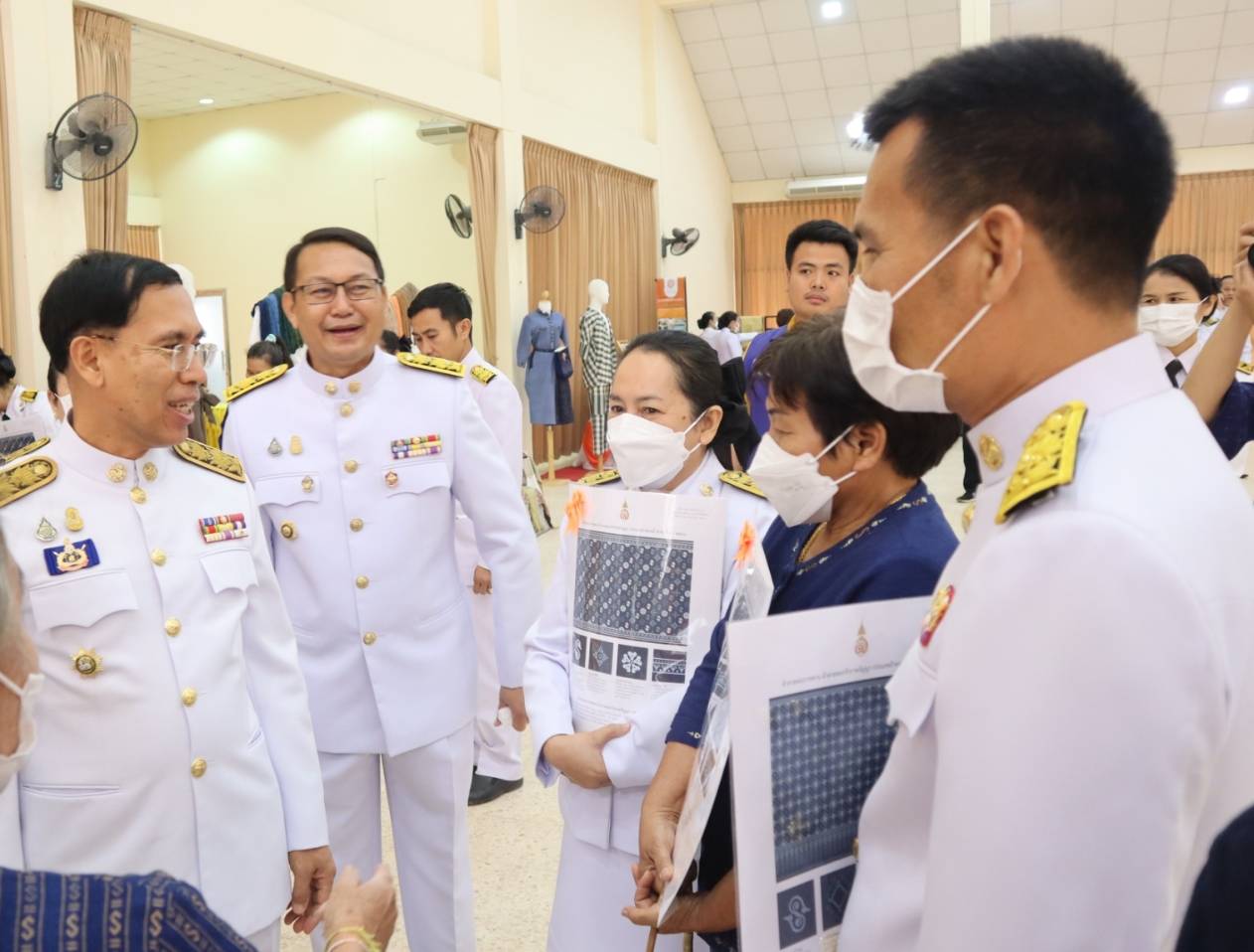 จังหวัดนครพนม จัดพิธีมอบลายผ้าพระราชทาน “ผ้าลายดอกรักราชกัญญา”