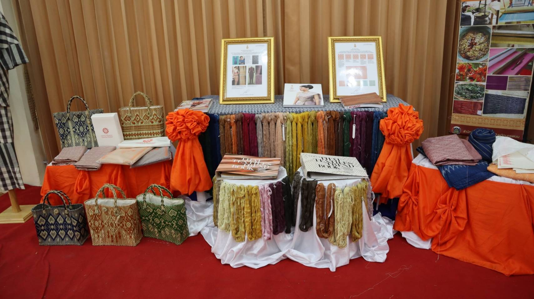 จังหวัดนครพนม จัดพิธีมอบลายผ้าพระราชทาน “ผ้าลายดอกรักราชกัญญา”
