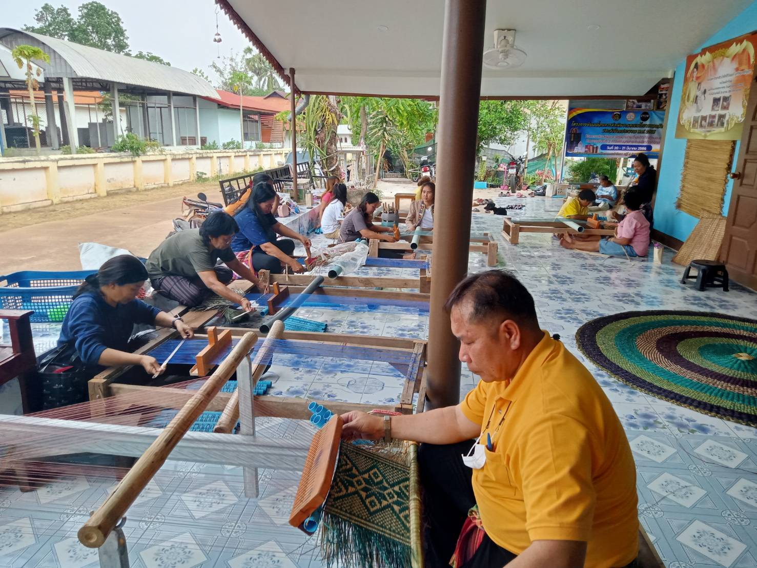 นครพนม เร่งส่งเสริมและพัฒนายกระดับผลิตภัณฑ์ชุมชน นำแบบผ้าลายพระราชทาน “ผ้าลายดอกรักราชกัญญา” พัฒนาต่อยอดผลิตภัณฑ์ผ้าและงานหัตกรรม