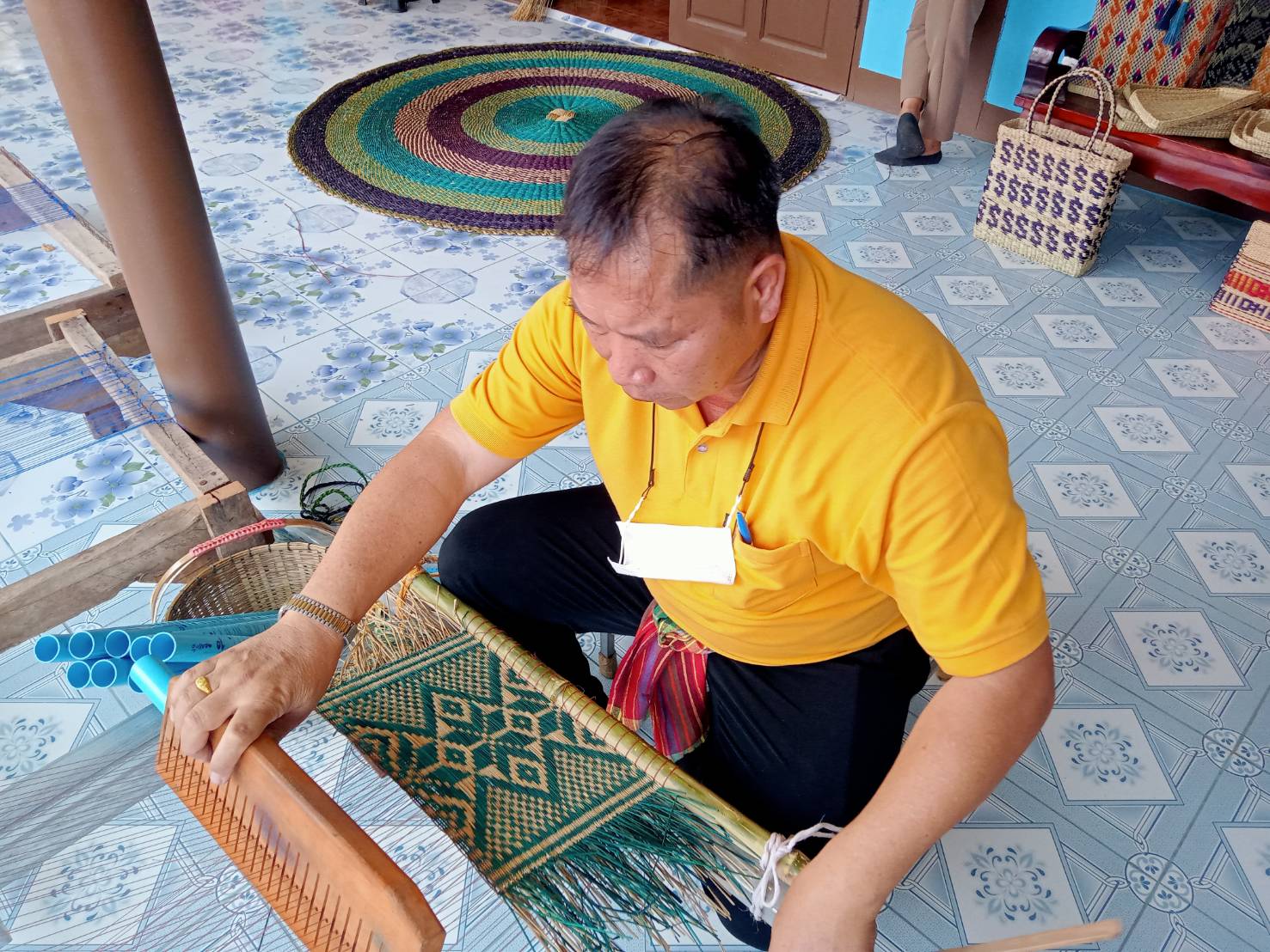 นครพนม เร่งส่งเสริมและพัฒนายกระดับผลิตภัณฑ์ชุมชน นำแบบผ้าลายพระราชทาน “ผ้าลายดอกรักราชกัญญา” พัฒนาต่อยอดผลิตภัณฑ์ผ้าและงานหัตกรรม