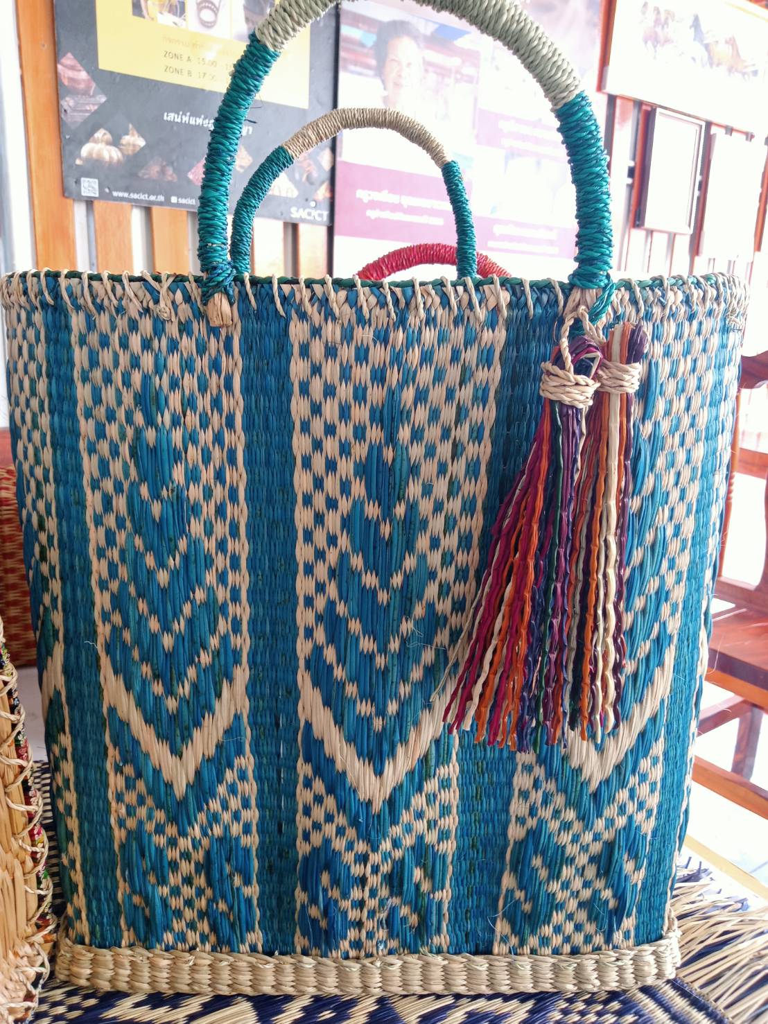 นครพนม เร่งส่งเสริมและพัฒนายกระดับผลิตภัณฑ์ชุมชน นำแบบผ้าลายพระราชทาน “ผ้าลายดอกรักราชกัญญา” พัฒนาต่อยอดผลิตภัณฑ์ผ้าและงานหัตกรรม