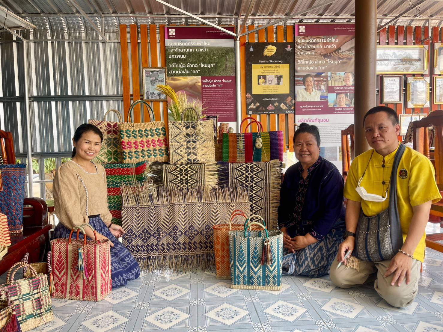 นครพนม เร่งส่งเสริมและพัฒนายกระดับผลิตภัณฑ์ชุมชน นำแบบผ้าลายพระราชทาน “ผ้าลายดอกรักราชกัญญา” พัฒนาต่อยอดผลิตภัณฑ์ผ้าและงานหัตกรรม