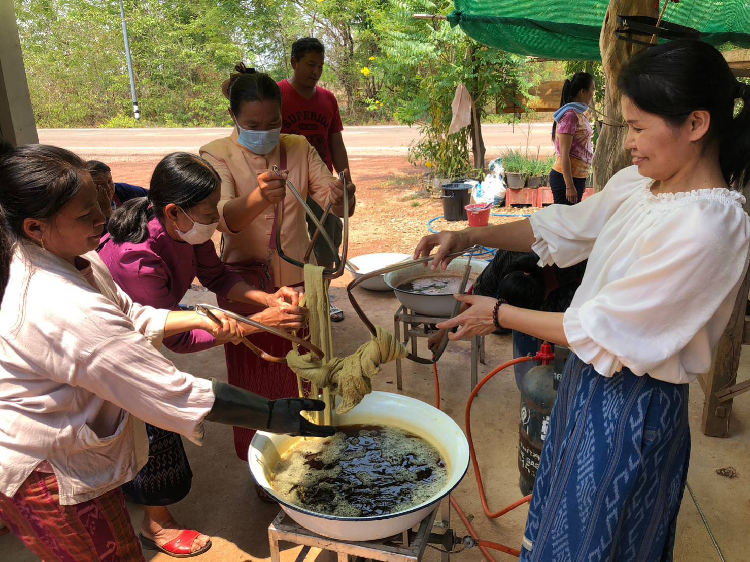 นครพนม เร่งส่งเสริมและพัฒนายกระดับผลิตภัณฑ์ชุมชน นำแบบผ้าลายพระราชทาน “ผ้าลายดอกรักราชกัญญา” มาเป็นต้นแบบในการทอผ้าตามอัตลักษณ์พื้นถิ่น และส่งเสริมการย้อมสีธรรมชาติ เร่งขยายผลสู่ Sustainable Fashion