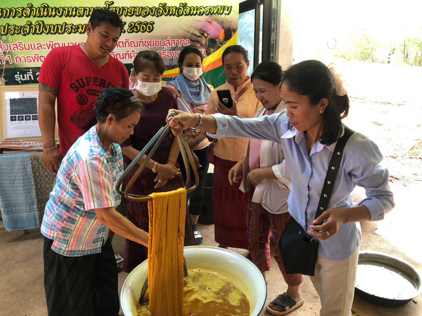 นครพนม เร่งส่งเสริมและพัฒนายกระดับผลิตภัณฑ์ชุมชน นำแบบผ้าลายพระราชทาน “ผ้าลายดอกรักราชกัญญา” มาเป็นต้นแบบในการทอผ้าตามอัตลักษณ์พื้นถิ่น และส่งเสริมการย้อมสีธรรมชาติ เร่งขยายผลสู่ Sustainable Fashion