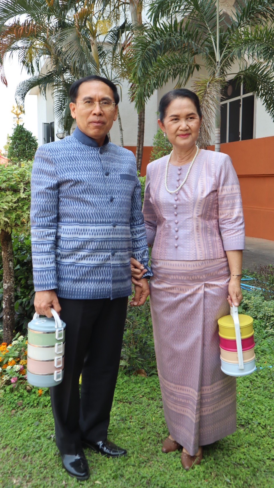 ผู้ว่าฯ วันชัย พา “สวมผ้าไทย ใส่ผ้าซิ่น กินข้าวปิ่นโต”
