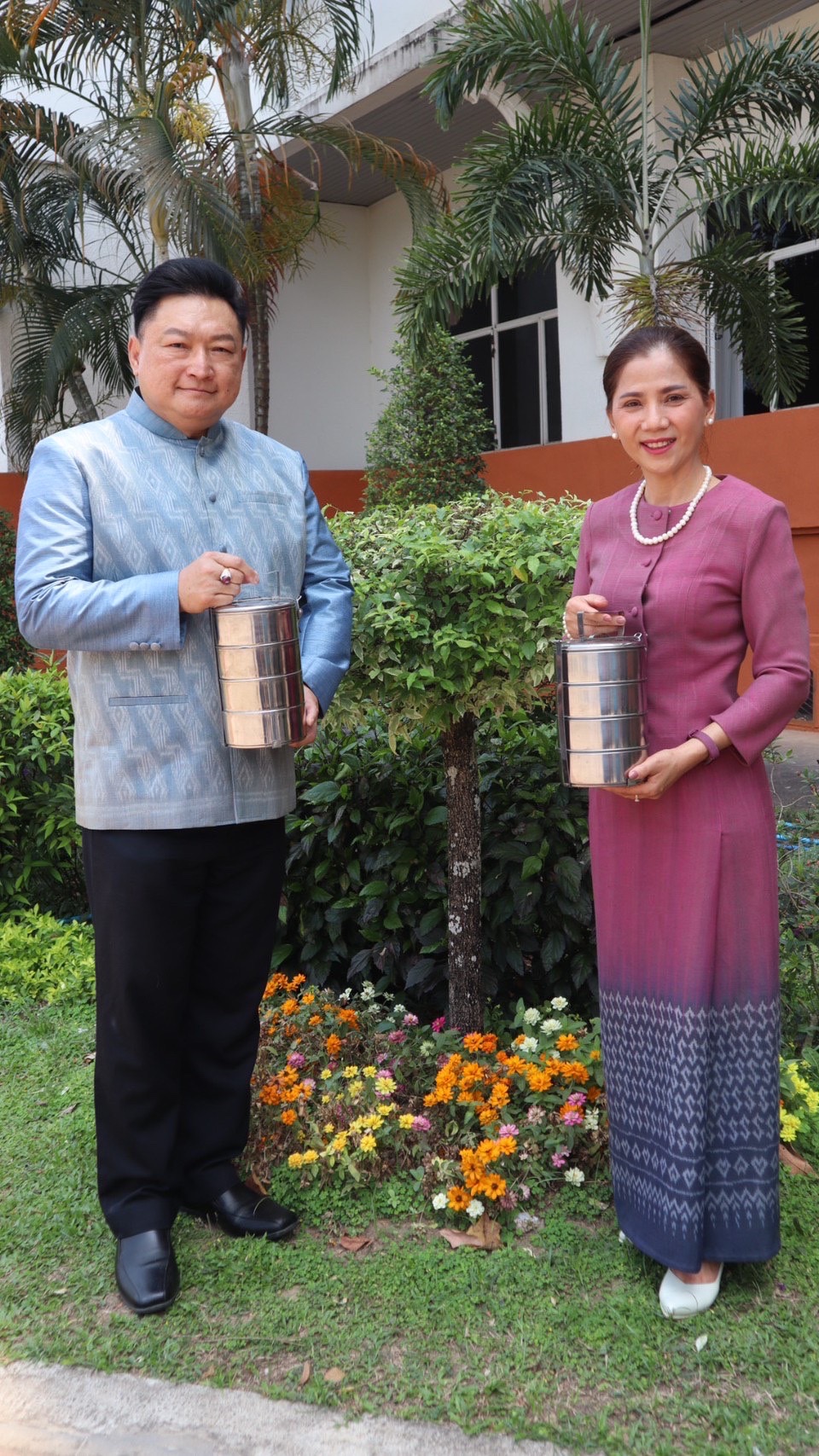 ผู้ว่าฯ วันชัย พา “สวมผ้าไทย ใส่ผ้าซิ่น กินข้าวปิ่นโต”