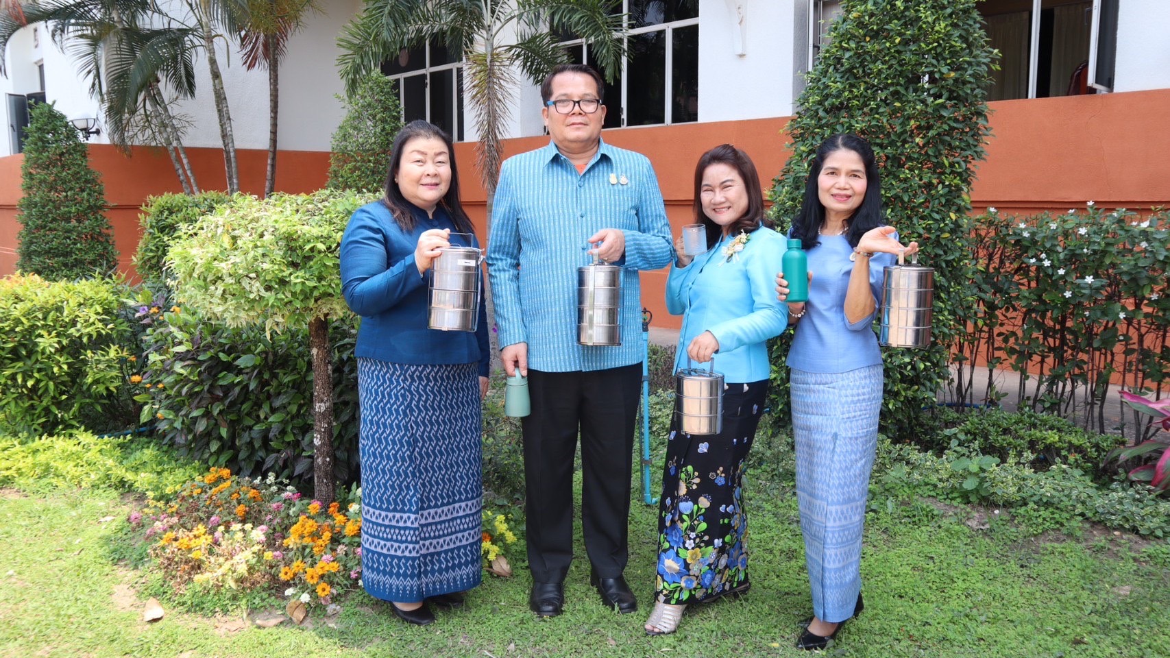 ผู้ว่าฯ วันชัย พา “สวมผ้าไทย ใส่ผ้าซิ่น กินข้าวปิ่นโต”