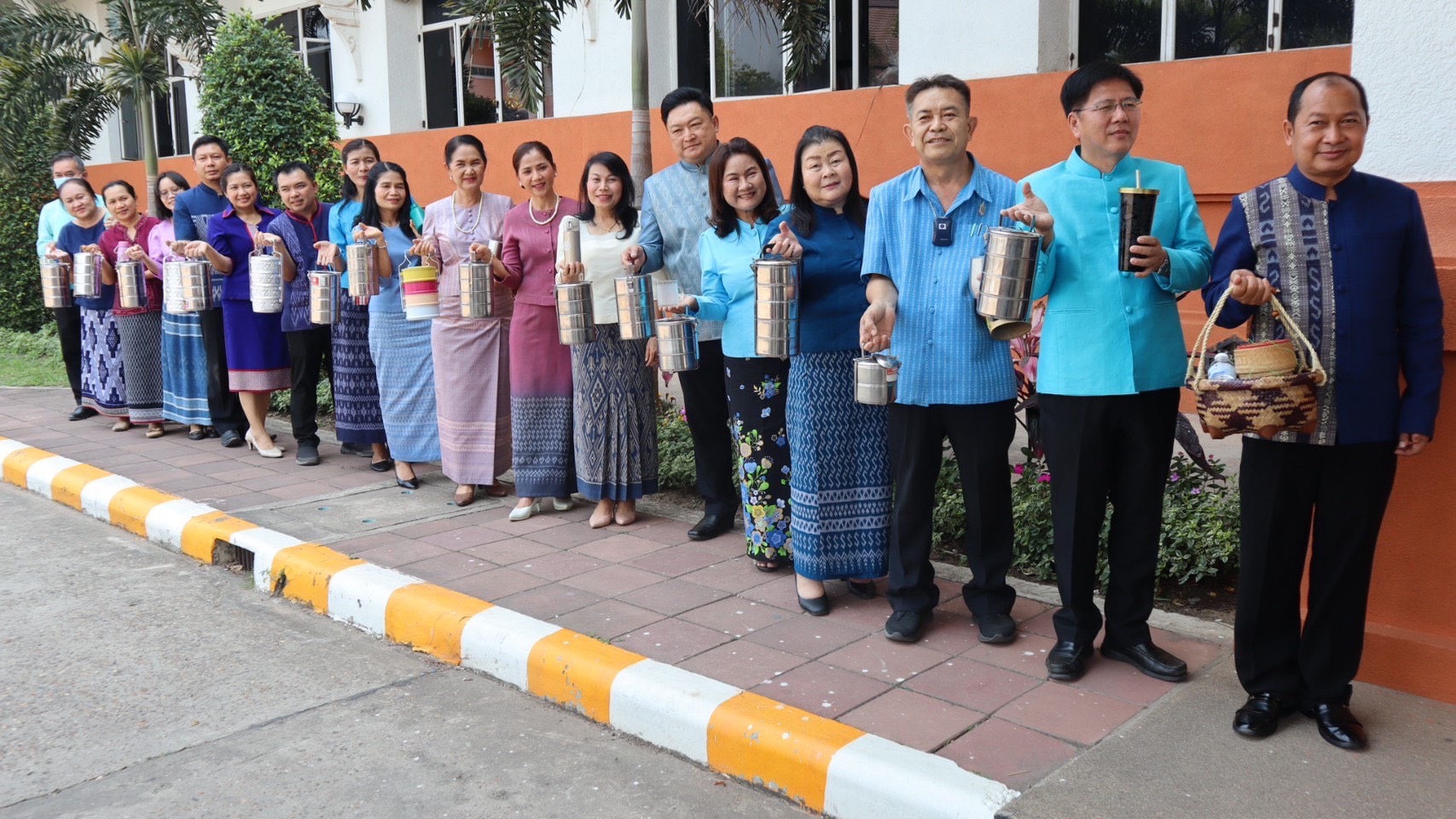 ผู้ว่าฯ วันชัย พา “สวมผ้าไทย ใส่ผ้าซิ่น กินข้าวปิ่นโต”