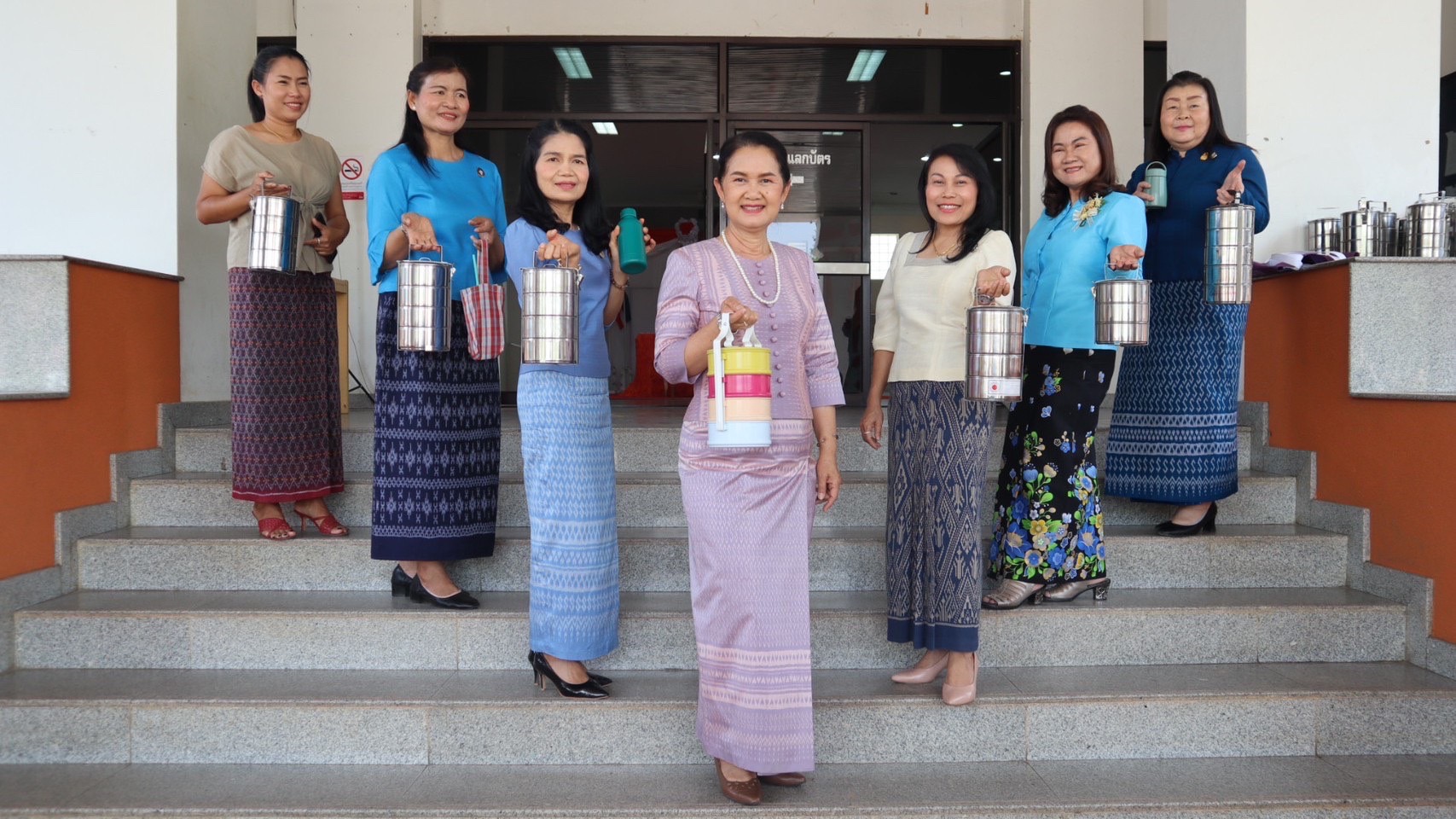 ผู้ว่าฯ วันชัย พา “สวมผ้าไทย ใส่ผ้าซิ่น กินข้าวปิ่นโต”