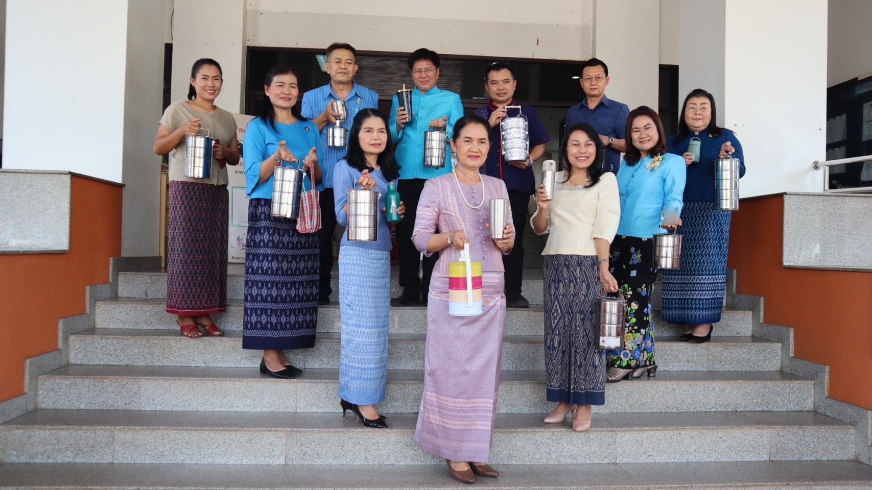 ผู้ว่าฯ วันชัย พา “สวมผ้าไทย ใส่ผ้าซิ่น กินข้าวปิ่นโต”