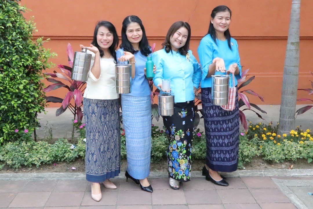 ผู้ว่าฯ วันชัย พา “สวมผ้าไทย ใส่ผ้าซิ่น กินข้าวปิ่นโต”