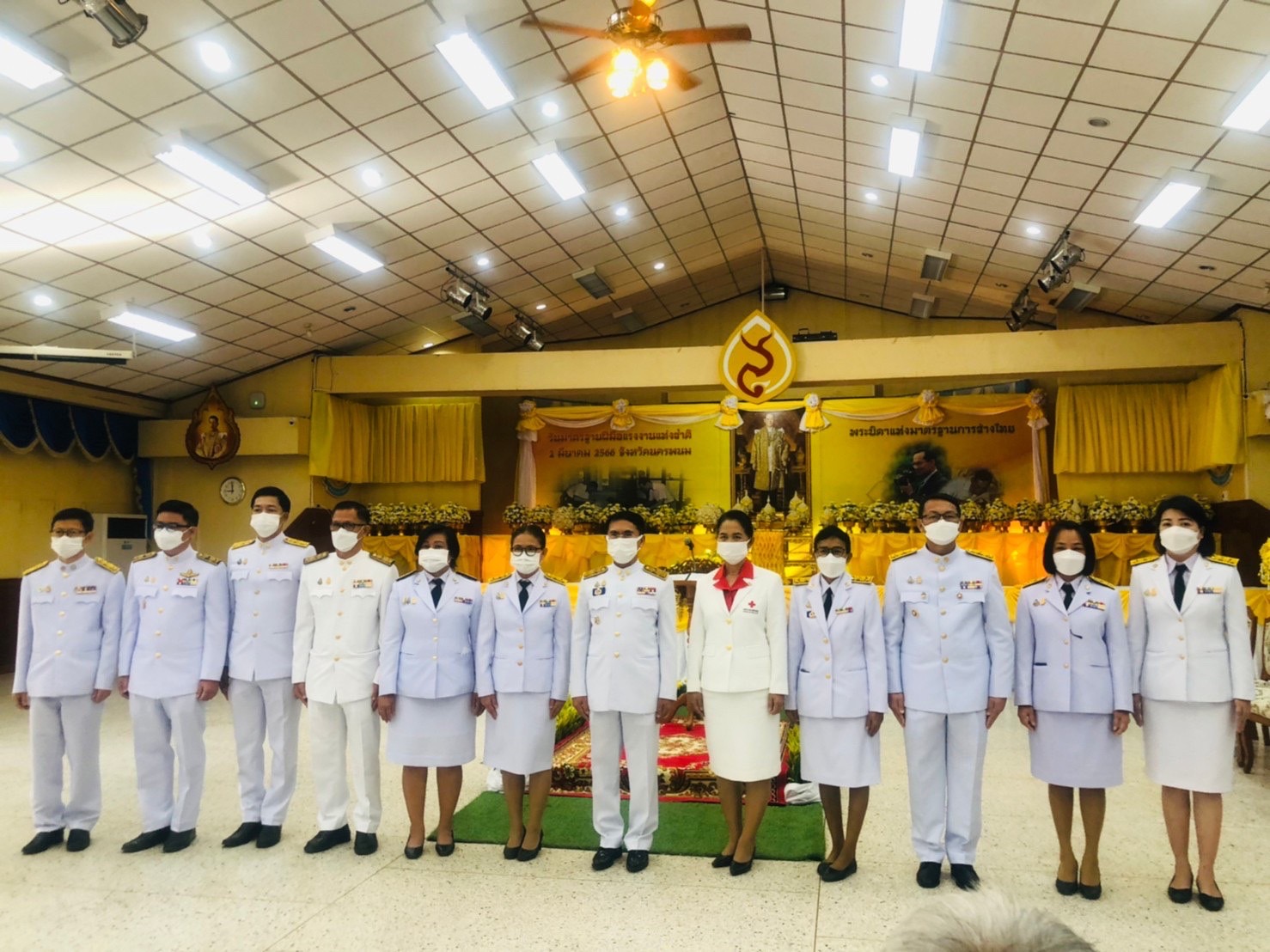 จ.นครพนม ประกอบพิธีวางพานพุ่มดอกไม้ถวายราชสักการะ เนื่องในวันมาตรฐานฝีมือแรงงานแห่งชาติ ประจำปี 2566
