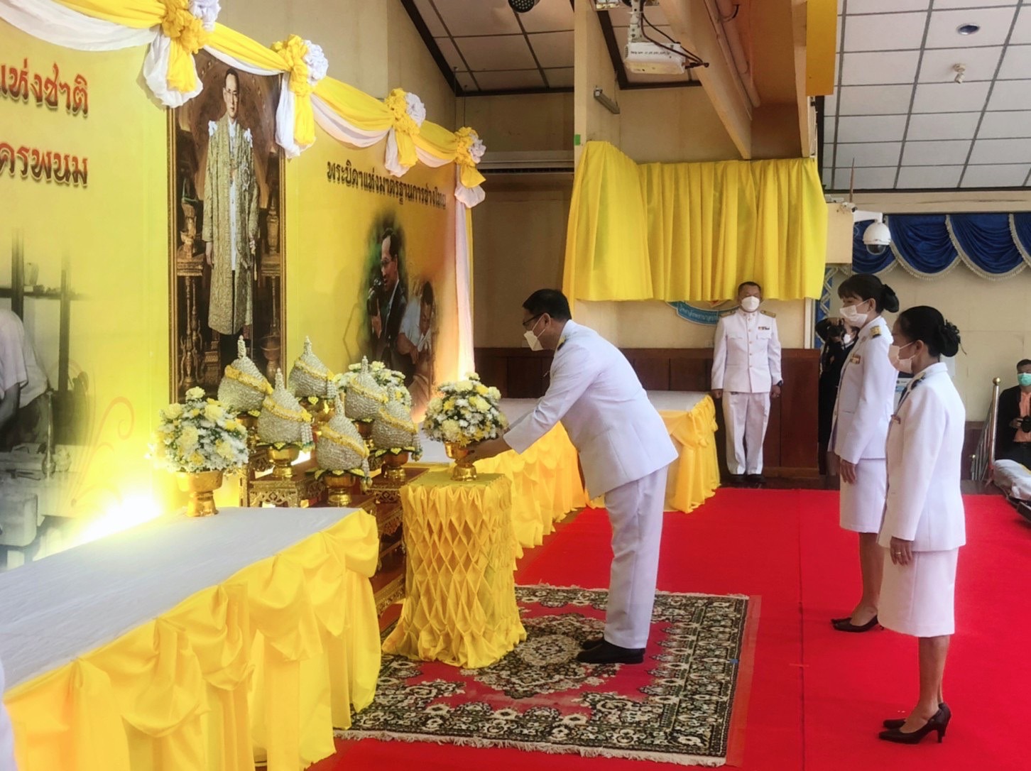 จ.นครพนม ประกอบพิธีวางพานพุ่มดอกไม้ถวายราชสักการะ เนื่องในวันมาตรฐานฝีมือแรงงานแห่งชาติ ประจำปี 2566