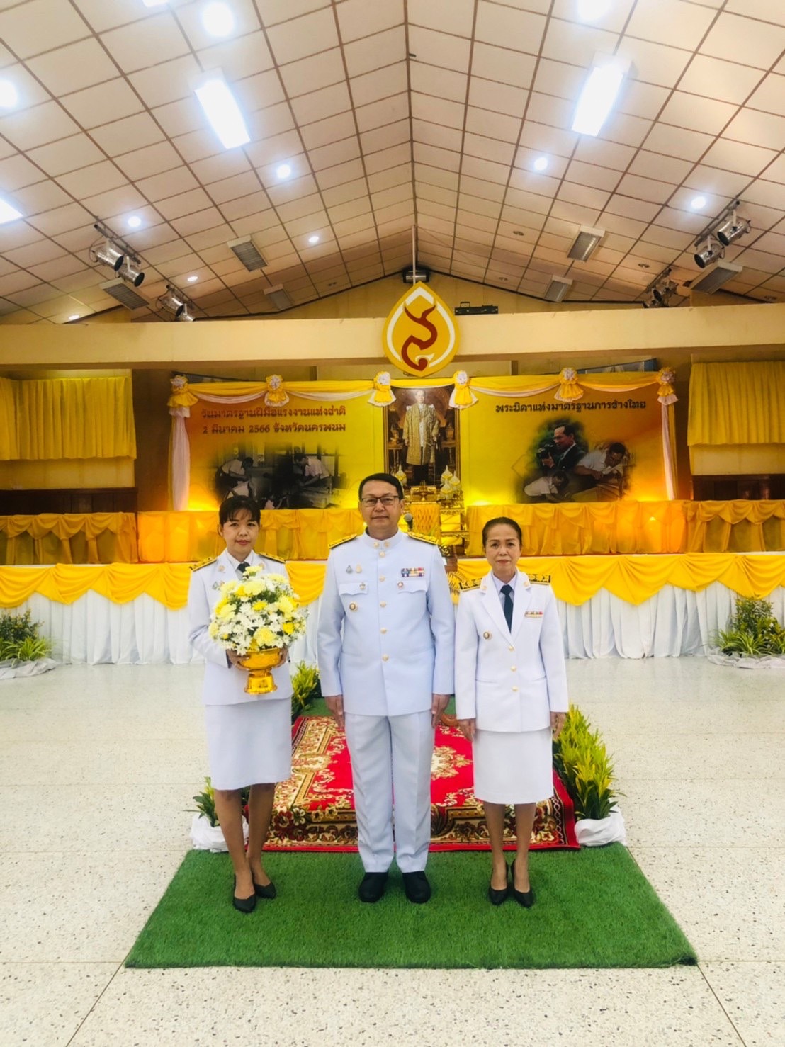จ.นครพนม ประกอบพิธีวางพานพุ่มดอกไม้ถวายราชสักการะ เนื่องในวันมาตรฐานฝีมือแรงงานแห่งชาติ ประจำปี 2566
