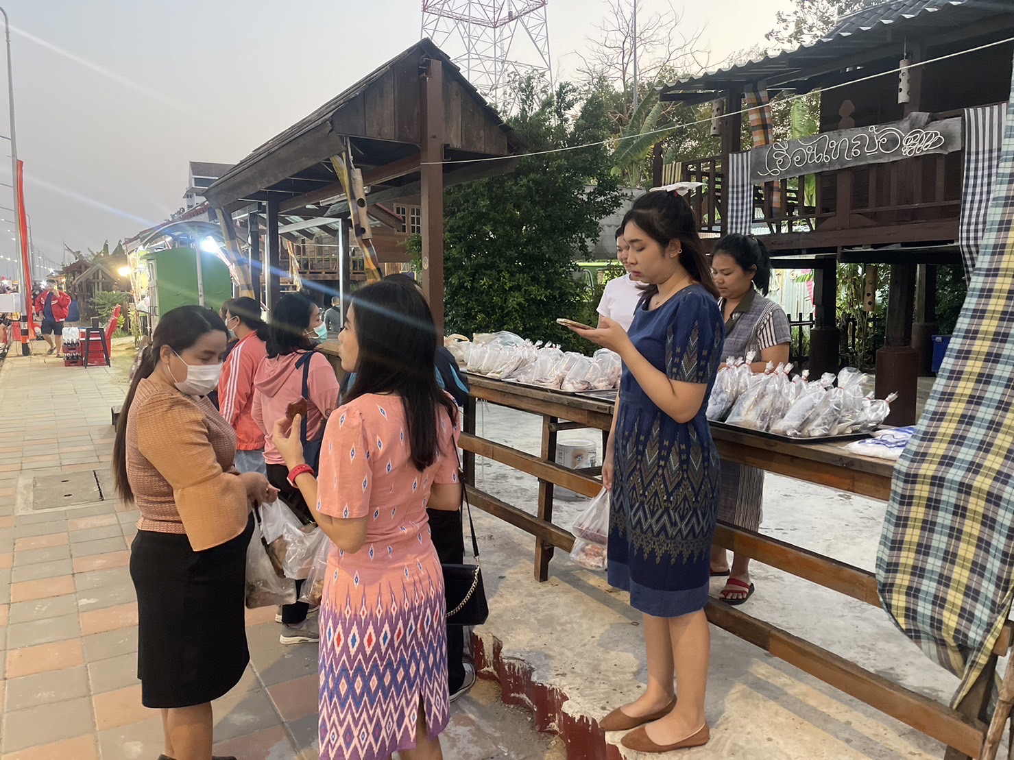 จ.นครพนม คึกคัก ครึ้นเครง ตลาดถนนคนเดินสวรรค์ชายโขง อากาศดี วิวสวย สุด ๆ ริมแม่น้ำโขง